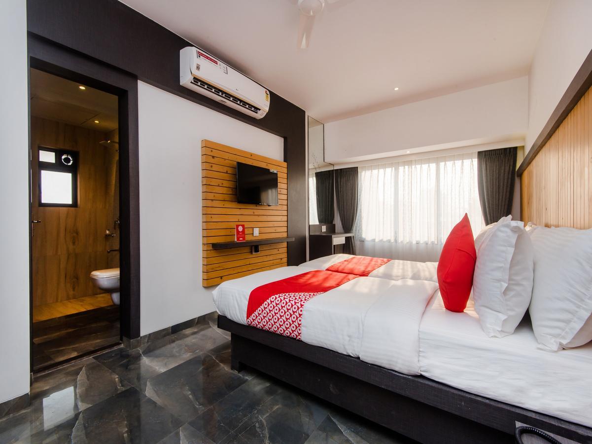 Oyo 13089 Hotel Gold Crest นาวีมุมไบ ภายนอก รูปภาพ